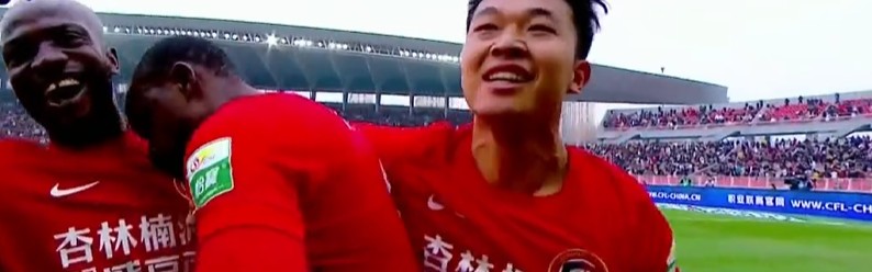辽宁铁人中超处子球！姆本扎两连击，全队疯狂庆祝，津门虎仍0球
